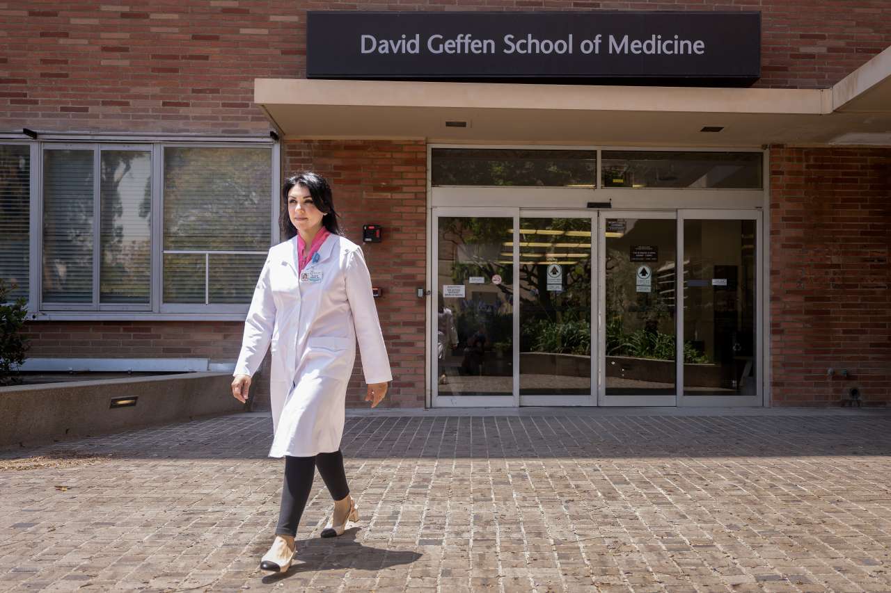 Dr. Niloofar Nobakht walks outside the entrance to the David Geffen School of Medicine.